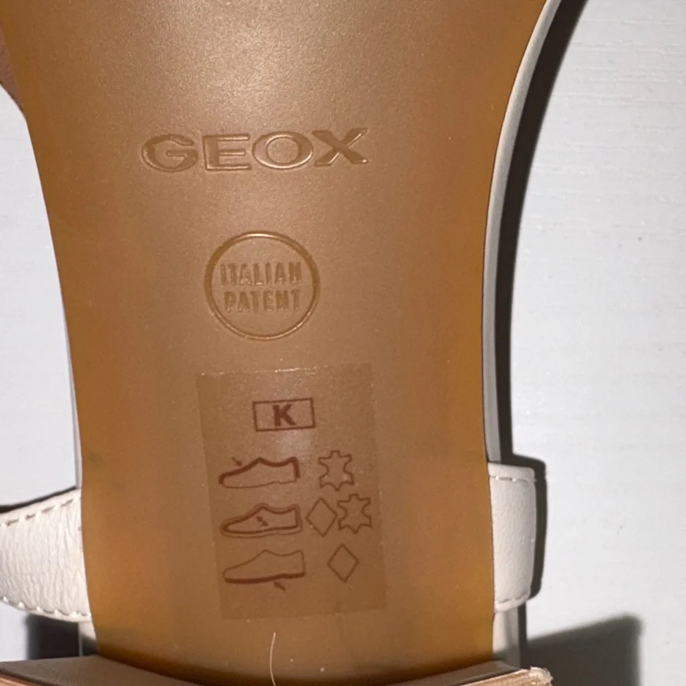 Womens Italian leather Sandals block heel| Gold Accent buckles.like new Size 10 - Picture 8 of 9